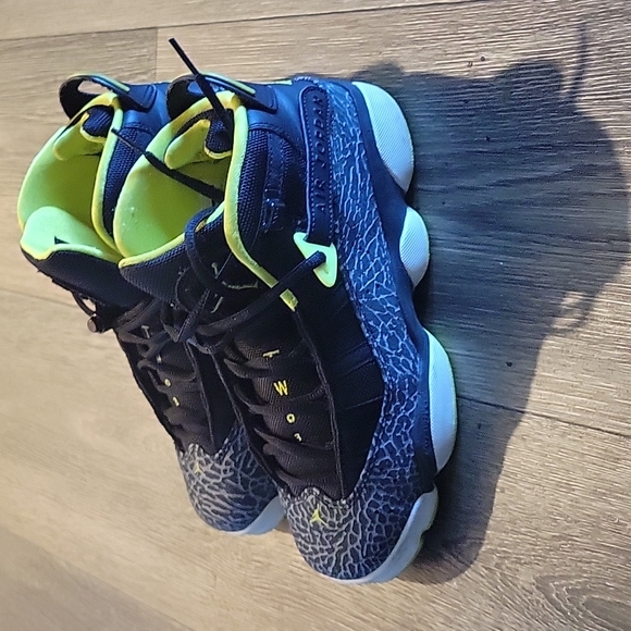 Sneakers - Picture 3 of 6